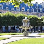 Chic Marais Retreat Steps To Cafes & Notre Dame