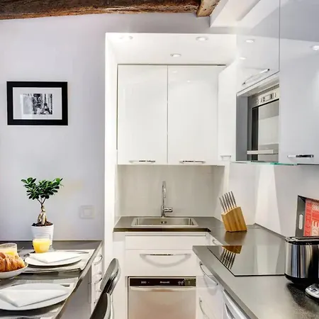 Appartamento Chic Marais Retreat Steps To Cafes & Notre Dame Parigi